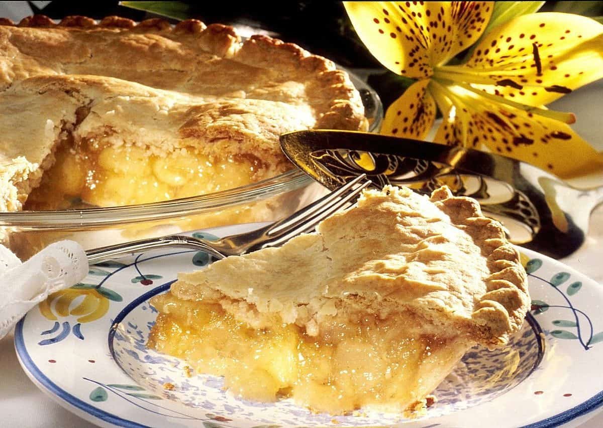 Grandma’s Old-Fashioned Spiced Brandy Apple Pie (Easy Flaky Crust Recipe)